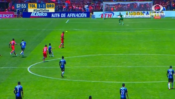 Kaleciyi orta sahadan avladı!