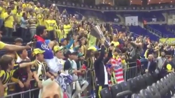 Melih Mahmutoğlu'ndan Fenerbahçeli çocuklara jest