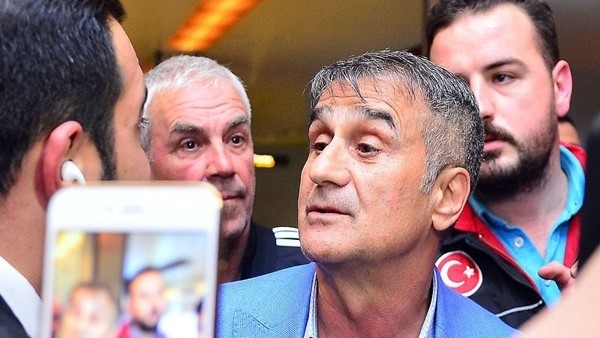 Beyaz TV muhabiri Şenol Güneş'in elini öptü