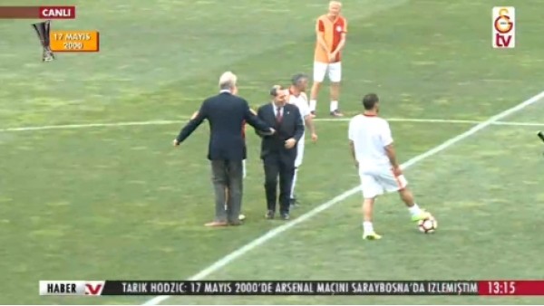 Efsaneler maçını Dursun Özbek başlattı