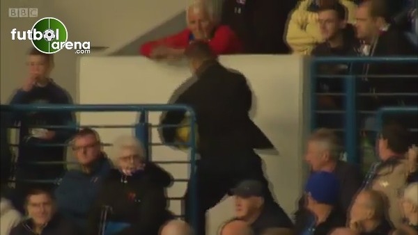 Topu alan seyirci kaçtı!