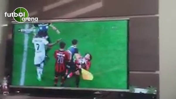 Hakemin müdahalesi sonrasında yerde kaldı!