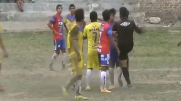 Hakemden futbolcuya tekme!