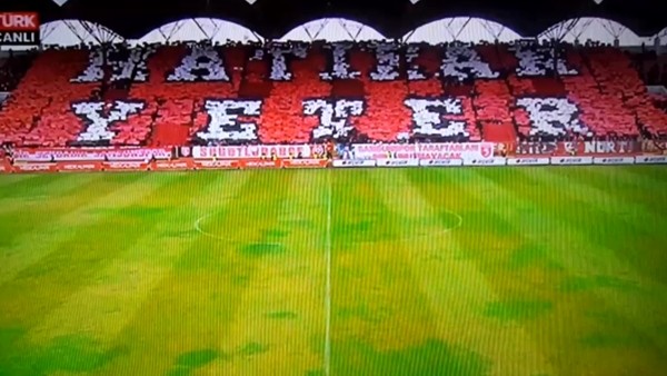 Samsunsporlu taraftarlardan 19 Mayıs Stadyumuna veda koreografisi