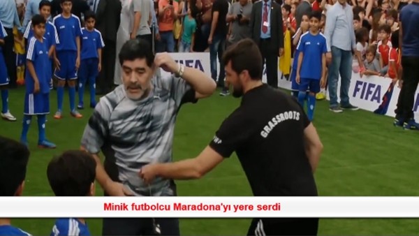 Minik futbolcu Maradona'yı yere serdi