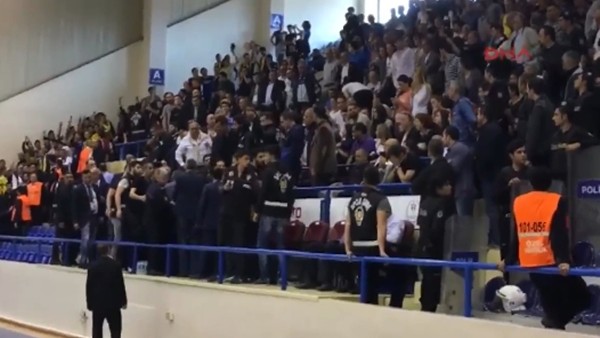 Aziz Yıldırım ve Mahmut Uslu'nun Işık Eyigüngör'ün üzerine yürüdükleri an!