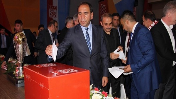 Sivasspor'da Mecnun Otyakmaz güven tazeledi