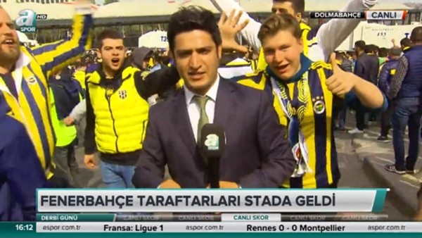 Fenerbahçeli taraftarlardan İzmir Marşı!