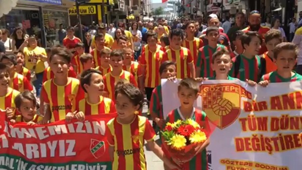 Göztepeli taraftarlar Zübeyde Hanım'ın Anneler Günü'nü kutladı