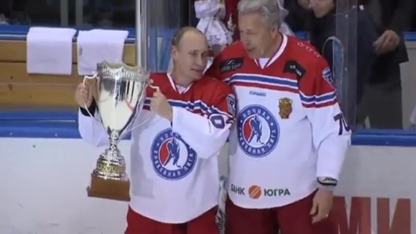 Vladimir Putin buz hokeyi pistinde
