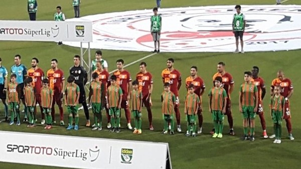 Galatasaray sahaya 2017-2018 forması ile çıktı