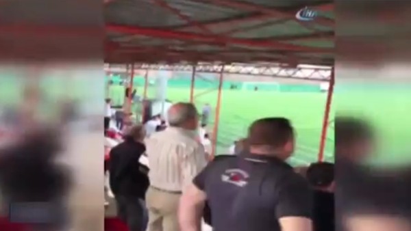 Taraftarlar çıldırınca hakeme saldırdı
