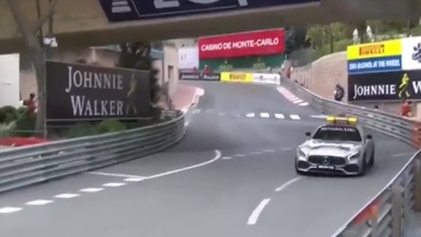 Hamilton yanlış araçla pistte!