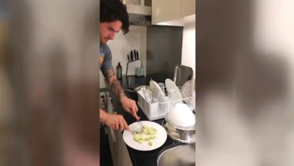 Pato mutfaktaki hünerlerini sergiliyor!