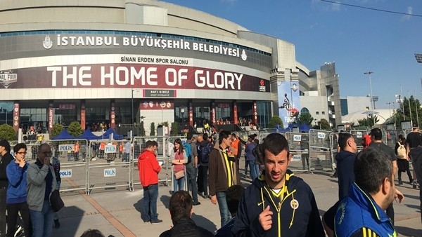 Fenerbahçe taraftarları salona girmeye başladı