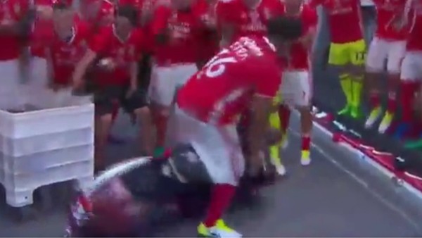 Eliseu, soyunma odasında motosiklet kaydırdı!