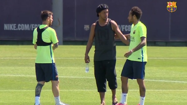 Ronaldinho'dan Barcelona antrenmanına ziyaret