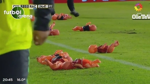 Sahaya ezeli rakiplerinin forması olduğu bebekleri attılar.