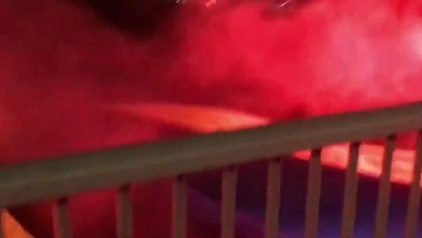 Beşiktaş taraftarları Fenerbahçe bayrağını yaktı