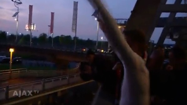 Ajax'lı taraftarlardan çılgın destek!