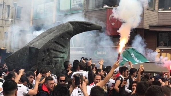 Beşiktaşlı taraftarlar  meşaleyi yaktı