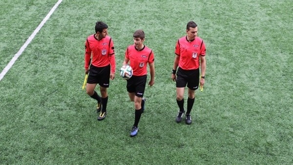 Amatör maçta hakemlere protesto