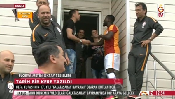 Muslera ve Eboue maç öncesi böyle şakalaştı