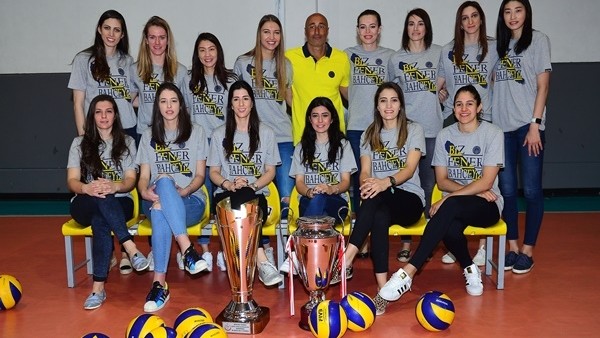 Fenerbahçe Kadın Voleybol Takımı, kupalarıyla gösteri yaptı