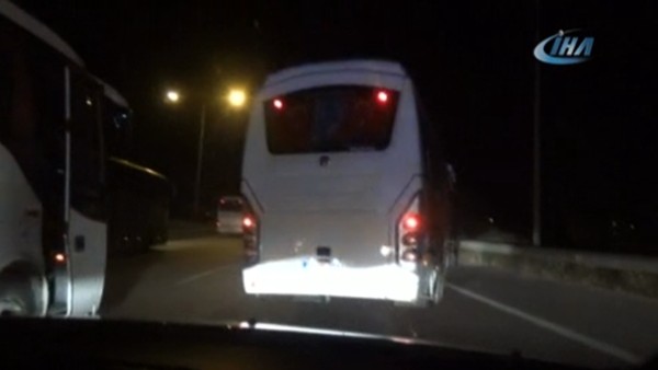 Bursa'da Beşiktaş taraftarının otobüsüne taşlı saldırı