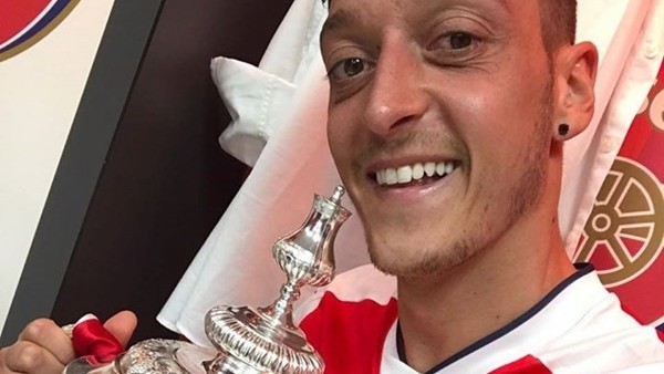 Mesut Özil'in kupa sevinci