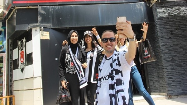 3. yıldız öncesi Beşiktaş taraftarı 2 yıldızlı formalara akın etti