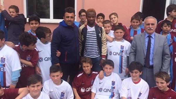 Onazi, sözünü tuttu ve forma dağıttı