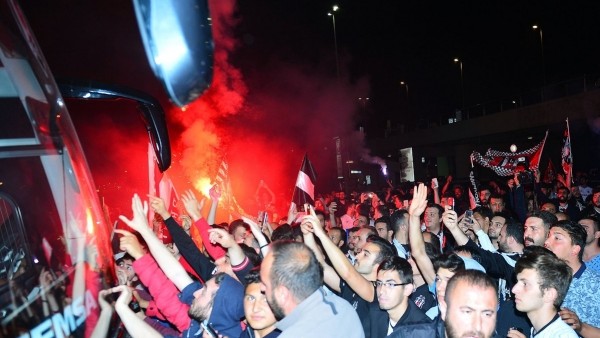 Sabiha Gökçen'de Beşiktaş konvoyu