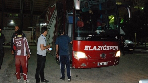 Futbolcular yoğun güvenlik önlemleri arasında stattan ayrıldı