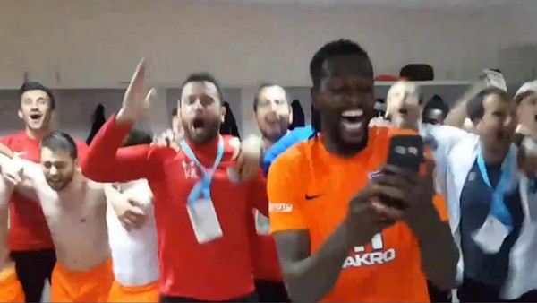 Başakşehirli futbolcular soyunma odasında böyle sevindi