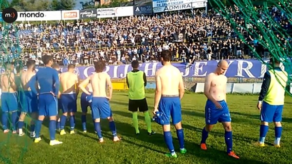 Taraftarlar futbolcuların sahayı terketmesini istedi