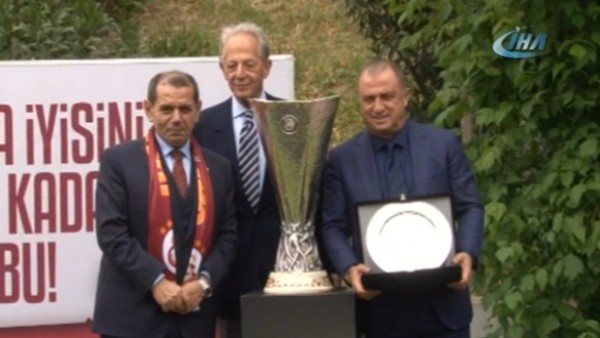 Dursun Özbek, Faruk Süren ve Fatih Terim'e plaket verdi