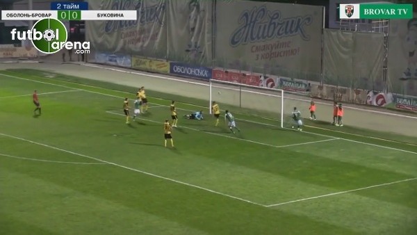 Kendi kalesine akıl almaz bir gol attı!