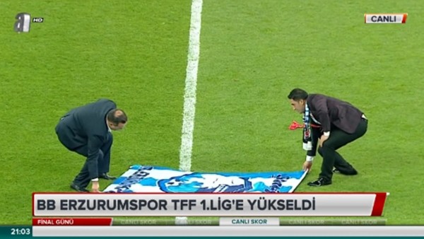 Erzurumspor Başkanı, Vodafone Arena'ya "Şampiyon Erzurum" bayrağı serdi