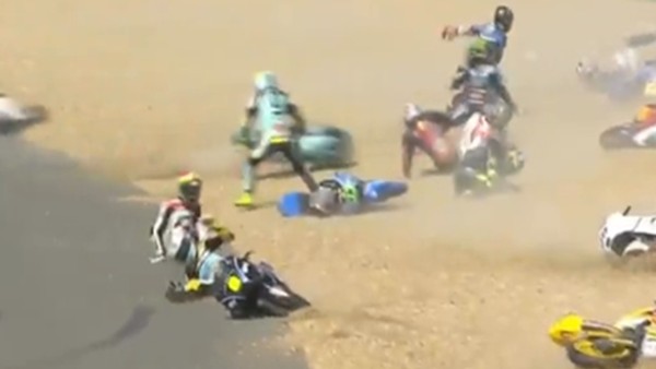 MotoGP 3'te ki yakıt sızıntısı yarışı kabusa çevirdi!