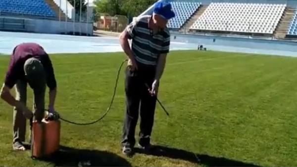 Çimi boyarken yakalandılar!