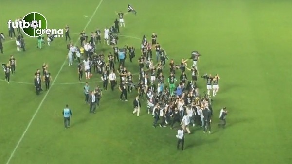 Şenol Güneş omuzlarda tribünleri selamlıyor.