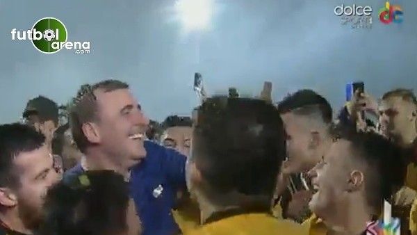 Gheorghe Hagi zaferi kutluyor!