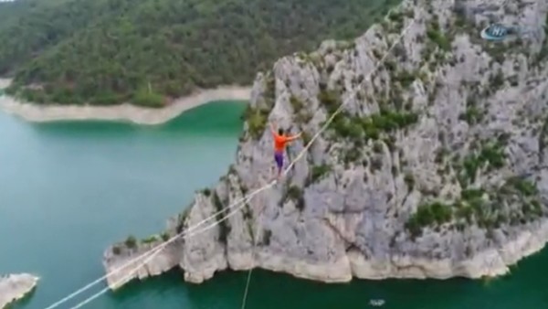 100 saat asılı kaldı, rekor kırdı!