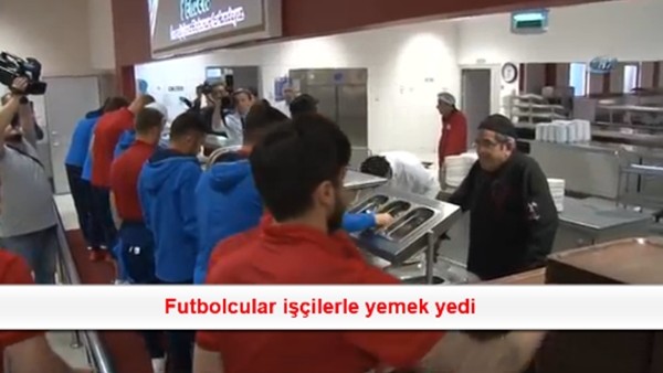 Futbolcular işçilerle yemek yedi