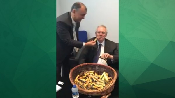 Murat Ülker, Aziz YIldırım'a çikolata yedirdi 