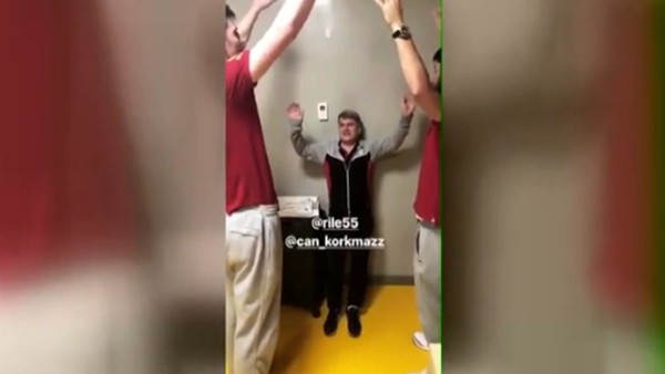 Emir ve Can tiki olan kulüp çalışanına takıldı