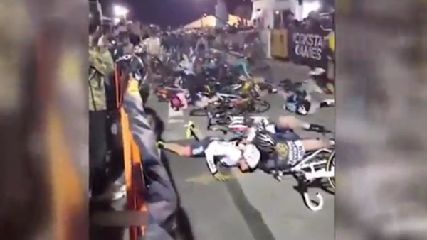 Bisiklet yarışı 8 saniyede karıştı