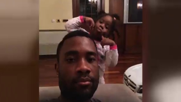 Chedjou kızıyla vakit geçiriyor