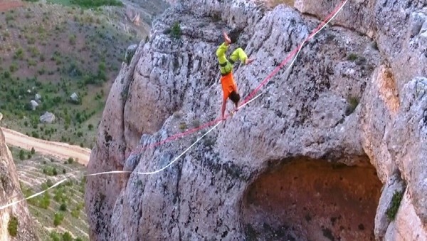 İsviçreli dağcı Volery'den nefes kesen gösteri
